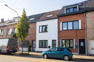 TE KOOP IN MERELBEKEOp een steenworp van Gent vindt u deze volledig vernieuwde woning. De woning werd vanaf de fundering helemaal gerenoveerd, met de...