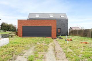 In de Valkenstraat te Brakel bevindt zich deze grondig gerenoveerde woning met strakke architectuur, waar comfort, technologie en...