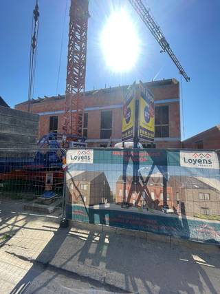 Mogelijkheid tot aankoop via 6% BTW op constructie waarde!!! Reeds 66,67% verkocht, wees er snel bij! <br />Prachtig gelijkvloersappartement met ondergrondse autostaanplaats inbegrepen en groot terras (27m²). Dit energiezuinig appartement wordt gebouwd en afgewerkt met kwaliteitsvolle en luxueuze materialen. U heeft natuurlijk inspraak in de keuze van afwerking. Het goed omvat, inkomhal, toilet, 2 grote slaapkamers, luxueuze badkamer, was-berging, koele berging, luxueuze keuken met eiland (8m²) en ruime leefruimte (37m²) en zeer groot terras. Ieder appartement heeft zonnepanelen, warmtepomp en vloerverwarming en overal zijn er ramen met HR+ beglazing. Deze residentie is gelegen nabij bakker, supermarkt, traiteur,...