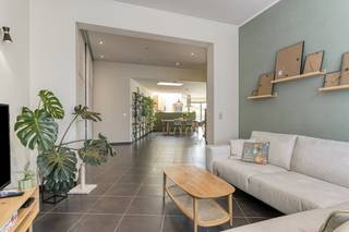 Deze instapklare woning biedt een bewoonbare oppervlakte van 220 m² op een perceel van 554 m² en is voorzien van zonnepanelen en een zonneboiler (EPC: C).De woning beschikt over een aangelegde tuin met sauna, petanqueplein, barbecue met bar en kippenren. Er is bovendien een regenput en steenput aanwezig.Indeling:- Gelijkvloers: open leefruimte met ingerichte keuken, wasplaats, toilet en douche- Eerste verdieping: twee ruime slaapkamers, badkamer met bad en apart toilet- Tweede verdieping: drie slaapkamers- Bijgebouw (±35 m²): geschikt als winkel, praktijk- of kantoorruimte- Kelder en twee zolders: extra bergruimteDeze woning combineert ruimte, functionaliteit en een aangename tuin met ontspanningsmogelijkheden.Meer info? Neem contact op via Dewaele.comDe algemene voorwaarden van Dewaele DIY kunt u steeds raadplegen via dewaele.com.