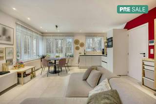 En entrant, vous remarquerez immédiatement l'espace de vie lumineux et ouvert où vivre et cuisiner se marient harmonieusement. L'aménagement...