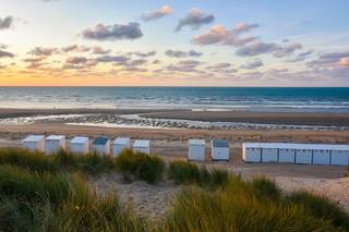 Te Koop: Ruime en Zonnige Studio van 50 m² nabij het Strand<br /><br />Deze ruime en lichtrijke studio van 50 m² bevindt zich op de tweede verdieping van een kleinschalig gebouw met slechts vier appartementen en twee studio’s. De ligging is bijzonder rustig en toch op amper 200 meter van het strand, ideaal voor wie graag dicht bij de zee woont. Dankzij de gunstige Zuid-West oriëntatie geniet de studio de hele dag door van veel zonlicht. In de straat zijn er voldoende parkeermogelijkheden en zowel bus- als tramhaltes liggen op wandelafstand, net als verschillende winkels.<br />Het gebouw werd de voorbije jaren zorgvuldig onderhouden. Zo werd het dak volledig vernieuwd en geïsoleerd en is er dubbele beglazing aanwezig. De studio beschikt over een ruime kelder en is uitgerust met nieuwe tellers voor elektriciteit, gas en water.<br />Binnenin is de studio volledig gemeubeld, inclusief televisie, en biedt ze een mooi en open uitzicht aan de achterzijde van het gebouw. De keuken is praktisch ingericht en voorzien van alle noodzakelijke toestellen, waaronder een koelkast met diepvriesvak, microgolfoven, servies en bestek en een vitrokeramische kookplaat. De badkamer werd recent vernieuwd en is in uitstekende staat. Bovendien zijn er weinig algemene kosten, wat het geheel nog aantrekkelijker maakt.<br />Met een EPC-score B is deze studio bovendien energiezuinig. Kortom: een instapklare, zonnige studio op een uitzonderlijke locatie vlak bij het strand.<br /><br />À vendre : Studio spacieux et lumineux de 50 m² à proximité de la plage<br />Ce studio spacieux et baigné de lumière de 50 m² est situé au deuxième étage d’un petit immeuble comprenant seulement quatre appartements et deux studios. Il bénéficie d’un emplacement particulièrement calme, tout en se trouvant à seulement 200 mètres de la plage — idéal pour les amateurs de la vie au bord de la mer. Grâce à son orientation sud-ouest, le studio profite d’un ensoleillement optimal tout au long de la journée.<br />La rue offre de nombreuses possibilités de stationnement, et les arrêts de bus et de tram se trouvent à distance de marche, tout comme plusieurs commerces.<br />L’immeuble a été soigneusement entretenu ces dernières années : la toiture a été entièrement rénovée et isolée, et le bâtiment est équipé de double vitrage. Le studio dispose également d’une cave spacieuse et de compteurs individuels récents pour l’électricité, le gaz et l’eau.<br />À l’intérieur, le studio est vendu entièrement meublé, télévision comprise, et offre une belle vue dégagée à l’arrière du bâtiment. La cuisine fonctionnelle est équipée de tous les appareils nécessaires, dont un réfrigérateur avec compartiment congélateur, un four à micro-ondes, ainsi que la vaisselle et les couverts, et une plaque de cuisson vitrocéramique. La salle de bains a été rénovée récemment et se trouve en excellent état.<br />Les charges communes sont peu élevées, ce qui constitue un atout supplémentaire. Avec un certificat énergétique EPC de catégorie B, ce studio est également économe en énergie.<br />En résumé, il s’agit d’un studio clé en main, lumineux et idéalement situé à deux pas de la plage.