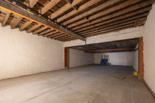 <h2><span>Entrepôt/garage unique d'environ 360 m² à vendre sur la Markgravelei </span></h2><p><span>Bienvenue dans cet espace de garage et d'entrepôt exceptionnellement spacieux d'environ 360 m², situé à un emplacement stratégique sur la Markgravelei. Un bien de cette superficie, avec un tel agencement et des possibilités d’utilisation aussi variées, est particulièrement rare à cet emplacement et offre une opportunité unique aux entrepreneurs, investisseurs et particuliers.</span></p><p><span>Derrière la magnifique façade authentique se cache un espace étonnamment vaste et polyvalent qui peut être aménagé entièrement selon vos propres souhaits. Pensez par exemple à une entreprise de construction locale, un installateur, un atelier, une collection de voitures de collection, un site de commerce en ligne, un espace de stockage, un atelier ou une combinaison de bureaux et d'espace de stockage.</span></p><h3><span>Vaste rez-de-chaussée</span></h3><p><span>Le rez-de-chaussée offre une superficie d’environ 218 m² et a récemment été doté d’un nouveau sol en béton, ce qui permet de limiter les travaux de rénovation à cet étage.</span></p><p><span>L'accès se fait par un portail automatique d'environ 3,80 m de large et 2,20 m de haut, ce qui permet un accès aisé aux véhicules, au matériel et aux marchandises. Cet espace ouvert peut être aménagé entièrement selon les besoins du nouveau propriétaire.</span></p><h3><span>Espaces supplémentaires aux étages</span></h3><p><span>Au premier étage, d’une superficie d’environ 80 m², se trouvent trois pièces. Une partie de celles-ci est déjà revêtue de plaques de plâtre et peut être aménagée et optimisée selon vos goûts. Ces espaces se prêtent parfaitement à l’aménagement de bureaux, de salles de réunion, d’ateliers ou d’espaces de travail auxiliaires.</span></p><p><span>Le deuxième étage, d’une superficie d’environ 62 m², comprend également trois pièces. Cet étage offre lui aussi de nombreuses possibilités et peut parfaitement être aménagé en espace de bureau, atelier, local de stockage ou espace polyvalent.</span></p><p><span>Les deux étages sont équipés du chauffage et disposent déjà de sanitaires avec toilettes. Il est en outre possible d’aménager une cuisine et/ou une salle de bains.</span></p><p><span>La combinaison d’un charme authentique, d’une superficie exceptionnelle, d’un accès pratique, de plusieurs étages et de possibilités d’utilisation polyvalentes fait de ce bien une offre exceptionnelle.</span></p><p><span> </span></p><h3><span>Les atouts en bref</span></h3><ul><li><span>Immeuble unique et rare situé sur la Markgravelei</span></li><li><span>Surface totale d’environ 360 m²</span></li><li><span>Nouveau sol en béton au rez-de-chaussée</span></li><li><span>Porte automatique d’environ 3,80 m de large et 2,20 m de haut</span></li><li><span>Toitures en bon état</span></li><li><span>Installation électrique conforme</span></li><li><span>Sans amiante</span></li><li><span>Installations sanitaires déjà en place</span></li><li><span>Nombreuses possibilités d'utilisation : entreprise, atelier, entrepôt, e-commerce, bureaux, voitures de collection, entreprise de construction, travaux d'installation…</span></li><li><span>Un local pouvant être aménagé selon vos propres souhaits</span></li></ul><p><span> </span></p><p><span>Une opportunité unique dans un emplacement stratégique sur la Markgravelei pour ceux qui recherchent de l'espace, de la flexibilité et des possibilités.</span></p>