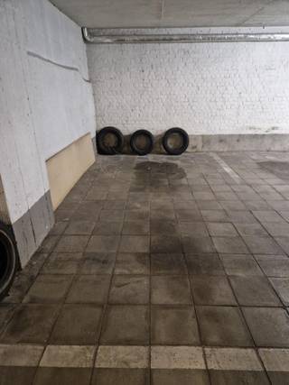 Ligging: Gelegen in het centrum van Antwerpen, vinden we deze ruime autostaanplaats terug. Vlakbij winkelstraten en het stadspark. 110 euro/maand,...