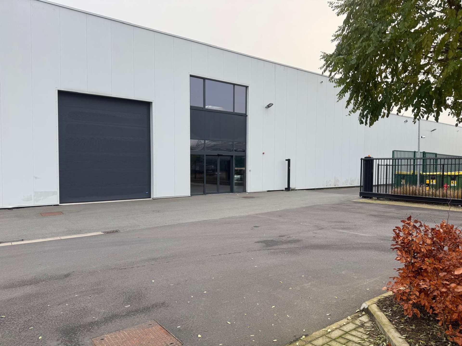TE HUUR - Wilrijk - magazijn van 1.211m² langs de Atomiumlaan/Boomsesteenweg voor opslag/werkplaats/groothandel.