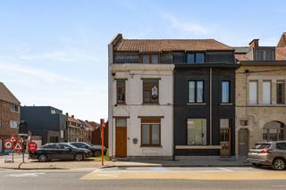 <p>Op een centrale ligging, vlak bij winkels, scholen, openbaar vervoer en het stadscentrum, bevindt zich deze ruime gezinswoning met heel wat potentieel. Sinds 2013 onderging de woning een grondige renovatie waarbij onder meer de elektriciteit en leidingen werden vernieuwd. Enkele ruimtes bevinden zich vandaag nog in afwerkingsfase, waardoor u de woning verder naar eigen smaak kunt afwerken.<br /><br />De woning is als volgt ingedeeld: 1e verdiep - inkomhal met gastentoilet, een lichtrijke leefruimte met eetplaats, een vernieuwde en volledig geïnstalleerde keuken, een terras en een gezellige stadstuin met buitenberging. 1e v. - nachthal, twee ruime slaapkamers, een afzonderlijk toilet en een vernieuwde badkamer met ligbad, douche en dubbele lavabo. 2e v. - nachthal, derde slaapkamer of bureauruimte, een technische ruimte en een ruime vierde slaapkamer.<br />De woning omvat een inkomhal met gastentoilet, een lichtrijke leefruimte met eetplaats, een vernieuwde en volledig geïnstalleerde keuken, een terras en een gezellige stadstuin met buitenberging.<br />Op de eerste verdieping bevinden zich twee ruime slaapkamers, een afzonderlijk toilet en een vernieuwde badkamer met ligbad, douche en dubbele lavabo. De tweede verdieping biedt plaats aan een derde slaapkamer of bureauruimte, een technische ruimte en een ruime vierde slaapkamer.<br />Een ideale gezinswoning met veel ruimte, een sterke renovatiebasis en een uitstekende ligging, klaar om verder afgewerkt te worden naar uw eigen wensen.<br /><br />Wenst u meer informatie of een bezoek ter plaatse? Neem dan contact op met Imani: 0478 26 26 36 - imani@panorama.immo</p>