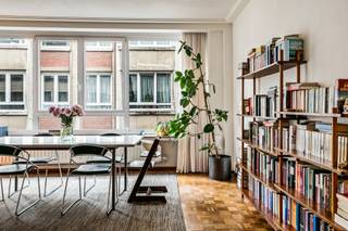 <p>Sommige appartementen verrassen je niet met spektakel, maar met iets beter: een gevoel van degelijkheid dat je meteen voelt zodra je binnenstapt.</p>
<p>Dit appartement op de tweede verdieping van een charmant gebouw in de Bisschopstraat, vlakbij het Centraal Station in 2060 Antwerpen, is zo eentje. Parket onder je voeten, hoge plafonds, ruime raampartijen en die typische jaren '70-elegantie die nooit echt uit de mode raakt.</p>
<p>De leefruimte is ruim en flexibel ingedeeld, plaats voor een eet- en zithoek, met aansluitend een functionele keuken. Daglicht stroomt binnen via de grote ramen vooraan, met zicht op de karaktervolle gevels van de straat.</p>
<p>Twee volwaardige slaapkamers zorgen voor de nodige rust. De tweede kamer combineert slim comfort met praktisch nut: een ingebouwde kast biedt plaats voor wasmachine en droogkast, zodat je leefruimte vrij blijft van huishoudelijke toestellen.</p>
<p>De badkamer werd vernieuwd en is verzorgd afgewerkt. En dan is er nog het kleine terrasje, precies genoeg voor een tafeltje, een plant en een moment buitenlucht.</p>
<p>Een appartement met karakter, in een leuk gebouw, op wandelafstand van Centraal Station en het bruisende centrum van Antwerpen.<br /><br />EPC: 107kWh/m2, elektriciteit conform, Wg, Gvkr, Gvv, Gmo, geen overstrominsgevoelig gebied</p>
