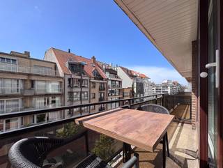 Cet appartement joliment rénové bénéficie d'un emplacement central à Knokke, à quelques pas de la Lippenslaan et à deux pas du lac Zegemeer. <br /><br />Dès votre arrivée, vous êtes accueillis dans un hall d'entrée comprenant des toilettes séparées pour les invités, un vestiaire et un débarras/buanderie très pratique. La cuisine ouverte et entièrement équipée s'ouvre directement sur le salon spacieux et lumineux. À l'avant se trouve la terrasse orientée ouest. L'appartement dispose en outre de deux chambres à coucher spacieuses, qui donnent toutes deux sur la terrasse calme à l'arrière. La salle de bains spacieuse est équipée d'une douche et d'un lavabo. <br /><br />Un local à vélos commun est également prévu dans l'immeuble. <br />Possibilité d'acheter ou de louer un garage à proximité.<br /><br />Renseignements urbanistiques et registre des mesures sur demande.<br /><br />N'hésitez pas à nous contacter pour plus d'informations : tél. : 050 62 44 14 ou via knokke@immax.be