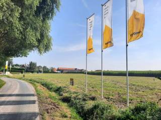 Ontdek dit prachtige villaperceel in het landelijke Vladslo, een deelgemeente van Diksmuide. Hier woon je in een heel rustige straat, vlak bij het dorpscentrum van Vladslo, met een panoramisch uitzicht over de omringende velden en weiden, met een bos in de verte.
Deze kleinschalige verkaveling omvat zeven percelen voor open bebouwing, elk met een zuid gerichte tuin. De grootte van het perceel (719 m²) en de ruime stedenbouwkundige voorschriften bieden tal van mogelijkheden. Wij bouwen hier jouw nieuwe, energiezuinige woning volledig op maat en tegen een vaste prijs. Dit perceel bestaat uit een bouwgrond met achteraan een klein stukje landbouwgrond.
Benieuwd? Bezoek de verkaveling tegenover Broekstraat 18 (kruising met Mariastraat) of neem contact met ons op en ontdek alle mogelijkheden!