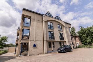 Op een zichtbare locatie aan de Ninovesteenweg in Aalst bieden wij deze interessante gelijkvloerse eigendom aan, bestaande uit drie...