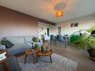 Op het Broederlijke-Weversplein te Gent bevindt zich dit lichtrijke appartement met twee slaapkamers, gelegen op het eerste verdiep (tussenverdiep) van een verzorgde residentie. Lift aanwezig.<br /><br />Via de inkomhal, met praktische ingemaakte kast, betreedt u de ruime leefruimte, die dankzij de brede raampartijen baadt in natuurlijk licht en geniet van een open en aangenaam zicht over het water en de omgeving. Deze leefruimte vormt zonder twijfel het hart van het appartement.<br />Aansluitend bevindt zich de functioneel ingerichte keuken met voldoende kastruimte. Verder beschikt het appartement over twee volwaardige slaapkamers, een badkamer uitgerust met douche en lavabo, een apart gastentoilet en een afzonderlijke berging met vaste rekken, wat zorgt voor extra praktische opbergruimte.<br /><br />Ondergronds is er een privatieve autostaanplaats (nr. 78) aanwezig. Deze is verplicht aan te kopen (+ € 20.000)<br /><br />Dankzij de centrale ligging bevinden winkels, openbaar vervoer en belangrijke invalswegen zich in de onmiddellijke omgeving.<br />Dit appartement is dan ook ideaal als eigen woonst of als investering.<br /><br />Interesse? Aarzel dan niet en neem contact op met Barbara, 0492 16 61 07 of barbara@demeester.be. <br /><br /> 