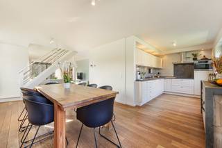 Prima gelegen duplex-appartement in het centrum van Kasterlee met twee slaapkamers, twee terrassen. Garage voor 2 wagens achter elkaar en...