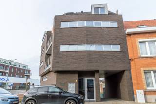 Voor aanvragen van bezoeken gelieve deze link te raadplegen : https://mijnhuurprofiel.be/property/1a038385-7110-4159-bb8e-4885e0c768ee ! Pour visiter veuillez faire votre demande via le lien suivant: https://mijnhuurprofiel.be/property/1a038385-7110-4159-bb8e-4885e0c768ee ! Een recent appartement (79m²) met oa. 2 slaapkamers, kelder en garage, welgelegen nabij het centrum en openbaar vervoer te Halle! Bestaande uit: Op tweede verdieping: inkomhal (6.92m²), leefruimte (34.32m²) met open en ingerichte keuken (koelkast, combi-oven, verlek, kookplaat, dampkap) met aansluitend een berging (2.63m² - met aansluitingen WM+DK), 2 slaapkamers (11.83m² / 11.24m²), badkamer (4.17m² - ligbad met douche, lavabo met meubel), terras. Verder: garage (5.43m x x 2.57m), ruime kelder. Buitenschrijnwerk ALU dubbel glas - Individuele centrale verwarming op gas. EPC: 85 kWh/m² - UC: 20260202-0003781060-RES-2 - label A. Gemeenschappelijke lasten: 80 euro / maand. Nutsvoorzieningen: individuele tellers water, elektriciteit, gas. Beschikbaar vanaf: 01/04/2026 - Lift in het gebouw. Bruto bewoonbare oppervlakte (EPC) : 79m²