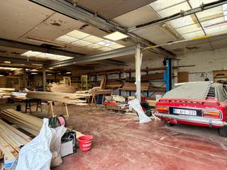 Loods op 872 m² te Kuurne.<br />Deze is bereikbaar via de Pachthofweg te Kuurne. Een loods die momenteel dienst doet als opslag van hout en sauna’s. Het dak is deels vernieuwd, dit kan je zien aan de binnenfoto’s en langs buiten door de drone foto’s.<br />+ Drijfkracht aanwezig<br />+ Gasaansluiting aanwezig<br />+ regenwaterput, geen stadswater, maar wachtbuis ligt klaar<br />Hoogte magazijn ongeveer 3,19 m<br />Poort 2,88 op 3.5B<br />Magazijn is ongeveer 587 m² groot.