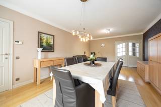 <strong>Instapklare gezinswoning met drie slaapkamers en mogelijks af te werken zolder gelegen in een rustige, doodlopende straat vlakbij de Nieuwe Kaai te Turnhout! EPC label B</strong><br /><br /><strong>Ligging</strong>: <span>de Rood Kruisstraat is vlakbij het kanaal Dessel-Schoten en de Nieuwe Kaai te Turnhout, op wandelafstand van winkels, horeca en openbaar vervoer!</span><br /><br /><strong>Indeling</strong>: +0: inkomhal - woonkamer - keuken - veranda - gastentoilet - garage. +1: 3 slaapkamers - badkamer. +2: af te werken zolder. <br /><br /><strong>Omschrijving</strong>: de ruime inkomhal geeft via een authentieke dubbele deur toegang tot de woonkamer. Hier genieten we voldoende natuurlijk licht en er is achteraan zicht op de tuin. Aansluitend komen we in de aparte keuken dewelke uitgerust is met alle moderne apparatuur zoals een elektrisch vuur met dampkap, combi-oven, koelkast en een vaatwasser. Deze grenst aan de veranda waardoor we ook hier veel natuurlijk licht binnenkrijgen. Als we verder lopen komen we bij het apart gastentoilet en de inpandige garage. <br /><br />Op de eerste verdieping bevinden zich de drie slaapkamers met groottes van respectievelijk 10 m², 14 m² en 15 m². De badkamer is voorzien van een douche in bad, een ruim lavabomeubel en een toilet. <br /><br />Op de tweede verdieping komen we bij de zolder dewelke gezien zijn grootte nog makkelijk afgewerkt zou kunnen worden tot extra slaapkamers! <br /><br />In de aangelegde tuin genieten we dankzij de zuidelijke oriëntatie veel zon, er is achteraan een tuinhuisje voorzien voor alle tuinmateriaal. <br /><br />Het dak werd in 2014 volledig vernieuwd en bijgeïsoleerd, in 2015 werd er een nieuwe cv-ketel geplaatst en de ramen en deuren werden in 2018 allemaal vervangen! <br /><br /><strong>Bijzondere informatieplicht</strong>: in aanvraag.