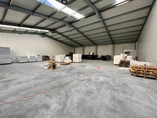 Centraal gelegen loods/stockageruimte op 2,3km van het op- en afrittencomplex E40 Aalst. Deze vernieuwde loods is bereikbaar via een afgesloten poort aan de straatkant met toegangscode. Ze bevat 500m² bruikbare oppervlakte met een nokhoogte van 7m en beschikt over 1 grote automatische garagepoort. Mogelijkheid tot huren van een apart bureautje. De huurprijs bedraagt 2.500EUR exclusief BTW. Onmiddellijk beschikbaar! Voor meer info of een bezoek stuur gerust een mailtje naar affligem@immoaccenta.be