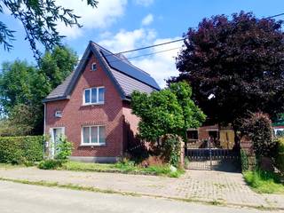Deze woning is zeer rustig gelegen, en biedt veel potentieel. Weide en extra bos.Indeling: inkom, ruimte leefruimte, keuken en badkamer, kelder. Op...
