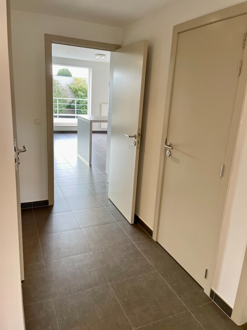 Appartement met 2 slaapkamers, groot terras en autostaanplaats - foto 2