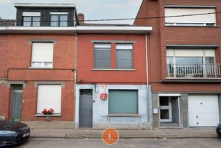 In een <strong>doodlopende straat, vlakbij de Leie </strong>en in de onmiddellijke nabijheid van belangrijke invalswegen, bevindt zich deze verrassend ruime woning met tal van mogelijkheden.<br />De woning beschikt over een mooie gevelbreedte en royale ruimtes die nog verder kunnen afgewerkt dienen te worden naar eigen smaak. De indeling is als volgt: inkomhal, ruime leefruimte, open en lichtrijke keuken, badkamer op het gelijkvloers, en een terras met achterliggende tuin.<br />Op de eerste verdieping zijn er twee ruime slaapkamers en ingerichte zolderverdieping.<br /><br /><strong>PLUSPUNTEN:</strong><br />- Rustige ligging in een doodlopende straat<br />- Nabij de Leie en goede verbinding met invalswegen<br />- Nieuwe dubbele beglazing met rolluiken, goede epc score!<br />- Grote ruimtes en uitbreidingspotentieel<br /><br />Een ideale woning voor wie op zoek is naar rust, ruimte en de mogelijkheid om zelf nog de afwerking te bepalen.<br /><br />Interesse? Neem contact op met Kimoura op 0470 86 65 08 - kimoura@immolietaer.be<br /><br />Bekijk ons volledig aanbod en alle informatie over dit pand op www.immolietaer.be.