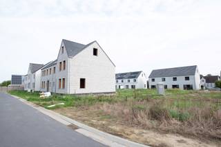 Deze ruime en energiezuinige halfopen woning is een uitstekende kans om te genieten van modern comfort en luxe, met nog 5 andere halfopen woningen beschikbaar in het project.<br /><br />Deze woning is ontworpen met ruimte en comfort in gedachten. Op het gelijkvloers vindt u een royale leefruimte met een open keuken, een berging en een inkomhal met gastentoilet. Op de verdieping bevinden zich 3 slaapkamers, een badkamer met bad, douche en dubbele wastafel, en een apart toilet. Er is ook een vaste trap naar de zolder voorzien, waardoor u extra ruimte heeft die kan worden omgevormd tot een extra slaapkamer of polyvalente ruimte.<br /><br />Met een focus op duurzaamheid en energie-efficiëntie is deze woningen uitgerust met moderne technologieën en hoogwaardige isolatie, wat resulteert in lagere energiekosten en een kleinere ecologische voetafdruk.<br /><br />De woning zowel wind- en waterdicht als volledig afgewerkt worden aangekocht. Bij de aankoop van een volledig afgewerkte woning heeft de koper de mogelijkheid om zelf nog verschillende interieurkeuzes te maken, zoals tegels, keuken, badkamer, en meer.<br /><br />Gelegen op een rustige locatie, biedt deze woning een vredige omgeving met snelle toegang tot steden als Waregem, Kortrijk en de E17 snelweg, waardoor u geniet van het beste van beide werelden - rust en bereikbaarheid.<br /><br />Neem vandaag nog contact met ons op voor meer informatie en om een bezoek te plannen.<br /><br />warre@immoroba.be of 056 14 02 00
