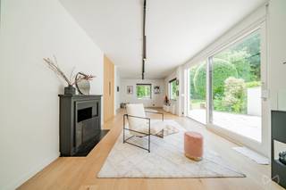 Il existe à Uccle quelques quartiers dont le simple nom évoque immédiatement un art de vivre. Floride fait incontestablement partie de ceux-là. Entre le Bois de la Cambre, l'avenue Montjoie, l'avenue De Fré et les facilités de l’avenue Churchill, ce secteur résidentiel figure parmi les adresses les plus recherchées de la capitale. Ici, le temps semble ralentir. Les avenues arborées, les propriétés élégantes, la proximité des installations sportives, de la piscine Longchamp et des espaces verts composent un environnement d'une rare qualité où le calme et la nature côtoient les facilités urbaines. <br /><br />C'est au cœur de ce cadre privilégié que se découvre cet appartement entièrement rénové en 2020, développant près de 145 m² habitables. Dès l'entrée, les volumes généreux, la lumière omniprésente et la qualité des matériaux créent une atmosphère à la fois chaleureuse et raffinée. Les espaces de réception s'articulent naturellement autour du séjour et de la salle à manger, prolongés par une agréable terrasse orientée sud-ouest bénéficiant d'un ensoleillement particulièrement appréciable. La cuisine équipée, élégante et fonctionnelle, s'intègre harmonieusement à l'ensemble. <br /><br />L'espace nuit propose trois chambres confortables, ainsi que deux salles d'eau répondant parfaitement aux besoins d'une famille ou d'un mode de vie contemporain. Les parquets massifs, les châssis en bois, les finitions soignées et les nombreux rangements participent au caractère du bien. L'appartement bénéficie également d'un jardin commun, d'un ascenseur, de panneaux photovoltaïques ainsi que d'un emplacement de parking disponible en supplément. <br /><br />Plus qu'un appartement, il s'agit ici d'une opportunité de s'installer dans l'un des environnements les plus privilégiés de Bruxelles, où la qualité de vie, la verdure et l'élégance constituent un patrimoine aussi précieux que le bien lui-même.<br /><br />Emplacement de parking privatif équipé d’une borne de recharge électrique : 25.000 €.<br />
<p>PEB:<span> </span>E<span> </span>n°20260209-0000743162-01-8</p>
<p>Emission CO₂ 71 kg CO₂/m². <span> </span></p>
<p>270 kWh/m²</p>