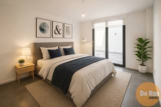 In het hart van Aalst, op wandelafstand van het station, bevindt zich dit volledig vernieuwde gelijkvloerse appartement van maar liefst 170 m². De woning combineert ruimte, comfort en energiezuinigheid met een hoogwaardige afwerking. De royale leefruimte met open keuken baadt in het licht en biedt een prachtig uitzicht op het grote terras — een ideale plek om tot rust te komen of gasten te ontvangen.<br /><br />Met drie volwaardige slaapkamers en twee stijlvolle badkamers is er ruimte genoeg voor een gezin of wie gewoon houdt van extra comfort. Dankzij aluminium ramen met driedubbel glas, vloerverwarming op warmtepomp, zonnepanelen en een voorbereid laadpunt in de garage is dit appartement helemaal klaar voor de toekomst. Bovendien is er de mogelijkheid tot aankoop van een ruime berging en een grote ondergrondse staanplaats.<br />Extra troeven : de aankoop gebeurt onder registratie, waardoor je geniet van een aanzienlijk fiscaal voordeel ten opzichte van een aankoop onder btw en eerste 5 jaar vrijgesteld van kadastraal inkomen<br /><br />Benieuwd naar dit pareltje? Bel 053/606560