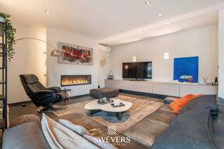Voor meer info en foto’s, surf naar www.swevers.be– In een rustige en residentiële buurt in Koersel ligt deze uitzonderlijke open bebouwing uit 2004, waar ruimte, comfort en luxe harmonieus samenkomen. De woning is instapklaar en beschikt over een stijlvolle afwerking en een praktische indeling. Op het gelijkvloers verwelkomt een ruime inkomhal met gastentoilet u en leidt naar de gezellige woonkamer van 26,35 m² met gashaard en grote raampartijen die uitkijken op de tuin. Aansluitend bevindt zich de ruime leefkeuken van 29,52 m², ideaal voor gezellige momenten met familie en vrienden, met directe toegang tot de berging. Daarnaast is er een aparte bureauruimte die perfect kan dienen als toekomstige slaapkamer. In combinatie met de nabijgelegen douche en de berging met aansluiting voor wasmachine en droogkast biedt dit de mogelijkheid tot gelijkvloers wonen. Op de eerste verdieping bevinden zich drie slaapkamers van 17,60 m², 11,62 m² en 11,62 m², aangevuld met een aparte dressing en een centraal gelegen badkamer met ligbad, dubbele wastafel en toilet. De woning beschikt bovendien over een bijzonder ruime kelder van 116,77 m², ideaal als opslagruimte, hobbyruimte of werkplaats. Buiten geniet u van een westgericht perceel van 7a 89ca met een prachtig aangelegde tuin, zwembad en luxueus poolhouse met bar, televisie, toilet, infraroodsauna en airconditioning. Het zwembad is via wifi te bedienen en heeft een volledig uitschuifbare overkapping. Verder zijn er een carport van 50 m² met laadpaal, zonnepanelen, een regenwaterput van 10.000 liter en een magazijn met twee sectionale poorten. Winkels en horeca liggen op 450 meter, scholen op 950 meter en de snelweg op 7 km. Voor meer informatie, bel 011 255 155. Bron bewoonbare oppervlakte: EPC – verslag.