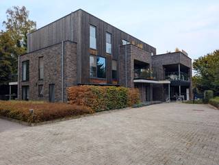 <p>Door aankoop van een nieuwe woning zal de akte pas op 1 maart 2027 ondertekend worden, met een verlengd vruchtgebruik tot 14 maart</p><p>Gelijkvloers appartement in de recente en verzorgde Residentie Vilago in Kessel.</p><p>Gunstig gelegen aan de achterzijde, ver verwijderd van de drukke steenweg.</p><p>Bouwjaar 2017 – nog geen 10 jaar oud – EPC A, m.a.w. zeer energiezuinig</p><p>Indeling : - inkom</p><p>- toilet</p><p>- badkamer met ligbad en douchewand en lavabomeubel</p><p>- technische ruimte / wasplaats</p><p>- 2 slaapkamers waarvan 1 momenteel ingericht als dressing</p><p>- aangename lichtrijke leefruimte met volledig geïnstalleerde open keuken</p><p>De leefruimte geeft toegang tot het zonnige Zuid-Oost gerichte privé-terras van 14 m².</p><p>Alle ramen beschikken over zonnewering en vliegenramen.</p><p>Bovendien beschikt het appartement ondergronds over :</p><p>- een uitzonderlijk ruime en afzonderlijke autostaanplaats</p><p>- een afsluitbare privé-bergruimte van 10 m²</p><p>- een gemeenschappelijke fietsenstalling</p><p>Gemeenschappelijke kosten: €142/maand</p>