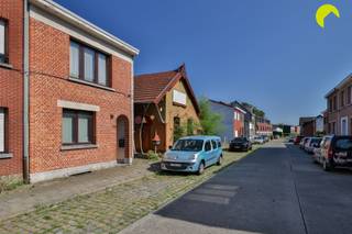 <p><span>In een rustige woonwijk te Hove bieden wij u deze gezellige woning (108m²) aan met 2 slaapkamers. De woning dateert van circa 1930 en beschikt ook over en zij-ingang. Gelegen op een perceel van 208m².</span></p><p><span>In directe nabijheid van de woning vinden we winkels, scholen, verbindingswegen, openbaar vervoer enzovoort. Kortom alles wat u nodig hebt vinden we op wandelafstand. </span></p><p><span><br />De woning zelf beschikt overal over dubbele beglazing met houten schrijnwerk (oudere generatie). De centrale verwarming verloopt gas (vaillant). De elektriciteit werd al vernieuwd en is conform aan de voorschriften van het AREI.</span></p><p><span>Daken en gevels dienen wel nog geïsoleerd te worden. Het asbestattest is nog in opmaak.</span></p><p><span> </span></p><p><span>Indeling:</span></p><p><span> </span></p><p><span>We betreden de woning via de centrale inkomhal.</span></p><p><span>Vooraan vinden we de ingerichte keuken die voorzien is van basis comfort. We lopen verder door en bereiken de lichte leefruimte op parket.</span></p><p><span>Centraal op het gelijkvloers, aan de rechterkant, is er een badkamer met douche, toilet en badkamermeubel met lavabo.</span></p><p><span>We lopen verder door en bereiken het 2e gedeelte van de leefruimte op natuursteen. Hier kijkt u uit op de tuin. De tuin verdient nog wel enige aandacht.</span></p><p><span> </span></p><p><span>Op de eerste verdieping zijn er 2 volwaardige slaapkamers.</span></p><p><span>Er is ook een droge kelder op stahoogte.</span></p><p><span> </span></p><p><span>Graag som ik voor u nog even de troeven op van deze gezellige starterswoning:</span></p><p><span> </span></p><ul><li><span>Goede locatie: gelegen op wandelafstand van winkels, scholen, openbaar vervoer, verbindingswegen,...</span></li><li><span>Uitbreidingsmogelijkheden naar boven</span></li><li><span>Centrale verwarming op gas, elektriciteit conform </span></li><li><span>2 volwaardige slaapkamers</span></li><li><span>Lichte leefruimte op parket en natuursteen</span></li></ul><p><span> </span></p><p><span>EPC 582 kWh/m² jaar (F-label) (Renovatieverplichting van toepassing)</span></p><p><span>P-score (perceelscore): A</span></p><p><span>G-score (gebouwscore): </span><span>A</span></p><p><span> </span></p><p><span>Voor een bezoek ter plaatse kan u ons contacteren op het nummer 03 449 42 41 of mail ons via hallo@habicom.be.</span></p><p><span>Benieuwd naar de waarde van jouw woning? Check het gratis op <span>www.watismijnhuiswaard.be</span></span><span> </span></p><p><span> </span></p><p><span> </span></p>