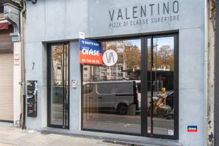 <p><span>ANTWERPEN (CENTRUM) | TE KOOP/TE HUUR HANDELSPAND OP CIRCA 150m² | TAL VAN MOGELIJKHEDEN | VOORHEEN PIZZERIA | CENTRAAL GELEGEN IN HET CENTRUM VAN ANTWERPEN | EPC A</span></p><p><span>Zaak uitgerust met koelvriescel en grote afzuigkap. Het pand is momenteel niet verhuurd en onmiddellijk beschikbaar.</span></p><p><span>Optie om te huren voor € 2.500,00/mnd</span></p><p><span> </span></p><p><span>Asbestveilig | elektrische installatie conform het AREI.</span></p><p><span> </span></p>