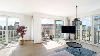 Op een absolute toplocatie te Heist, in de gegeerde Graaf d’Ursellaan, verkopen wij dit prachtig appartement dat uitblinkt in licht, ruimte en comfort. Dankzij de hoekligging geniet u hier van mooie, open zichten en een overvloed aan zonlicht. Energiezuinig met een energielabel A.<br /><br />Het appartement ligt net achter de Zeedijk waardoor u geniet van een optimale oriëntatie naar het zuiden. Een absoluut vakantiegevoel met het strand en de duinen om de hoek. <br />Een bewoonbare oppervlakte van ca.116 m² wat interessant is voor zowel vaste bewoning als tweede verblijf. <br /><br />Indeling: inkomhal met gastentoilet, fantastische leefruimte met parket en toegang tot het zonneterras, halfopen keuken met alle nodige toestellen, een praktische berging met wasmachine-aansluiting. Verder nog 3 volwaardige slaapkamers met elk hun badkamer.<br />Algemene fietsenstalling in het gebouw en een privatieve kelder inbegrepen in de prijs.<br /><br />Een zeldzame kans op een absolute toplocatie.<br /><br />Bezoeken of meer informatie?<br />Contacteer Sacha Vanrafelghem op GSM 0487/43.79.10.
