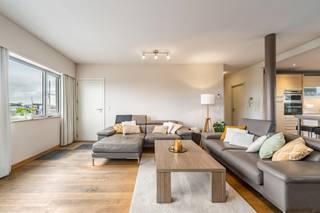 <p><strong>RUIM EN LICHTRIJK 2-SLAAPKAMERAPPARTEMENT MET ZUIDGERICHT TERRAS – CENTRAAL GELEGEN</strong></p><p>Op de grens van <strong>Bonheiden, Sint-Katelijne-Waver en Mechelen</strong> bevindt zich dit ruime en lichtrijke appartement van ca. <strong>109 m²</strong>, gelegen op de tweede verdieping van een kleinschalig gebouw met slechts <strong>3 appartementen</strong>.</p><p>Bij het betreden van het appartement valt meteen de aangename ruimte en natuurlijke lichtinval op. De ruime leefruimte sluit naadloos aan op de <strong>open keuken</strong> en vormt een gezellige leefomgeving. Vanuit de leefruimte heeft u rechtstreeks toegang tot het ruime <strong>zuidgerichte terras van ca. 16 m²</strong>, waar u optimaal kunt genieten van de zon en buitenruimte.</p><p>Het appartement beschikt verder over <strong>twee ruime slaapkamers</strong> en een centraal gelegen, <strong>vernieuwde badkamer</strong>. Dankzij de praktische indeling en ruime oppervlaktes is dit een ideale woonst voor zowel een koppel als een klein gezin.</p><p>Ook op technisch vlak biedt het appartement belangrijke troeven: <strong>EPC-label B</strong>, een <strong>conforme elektrische installatie</strong> en <strong>geen asbest aanwezig</strong>.</p><p>Het gebouw beschikt niet over een lift, maar er is wel een gemeenschappelijke inkomhal met mogelijkheid tot <strong>fietsenberging</strong>. Het kleinschalige karakter zorgt bovendien voor <strong>zeer beperkte gemeenschappelijke kosten</strong>.</p><p>De ligging is bijzonder interessant. U woont op korte afstand van <strong>Sportpark De Nekker</strong>, ideaal voor sport, ontspanning en recreatie. Ook <strong>station Mechelen-Nekkerspoel</strong> bevindt zich in de nabije omgeving, wat zorgt voor een uitstekende bereikbaarheid met het openbaar vervoer. Het <strong>centrum van Mechelen</strong> bereikt u bovendien vlot met de fiets. Ook Bonheiden en Sint-Katelijne-Waver zijn gemakkelijk bereikbaar.</p><p>Een ruime, instapklare woning op een centrale locatie, gecombineerd met een zonnig terras en gunstige technische kenmerken.<br /></p><p><strong>Beschikbaar bij akte.</strong><br /></p><p><strong>RICHTPRIJS: € 349.000</strong><br /><strong>+ EPC B</strong><br /><strong>+ Elektriciteit conform</strong><br /><strong>+ Geen asbest</strong><br /><strong>+ Kleinschalig gebouw met 3 appartementen</strong><br /><strong>+ Op fietsafstand van centrum Mechelen</strong><br /><strong>+ Nabij Sportpark De Nekker & station Nekkerspoel</strong><br /></p>