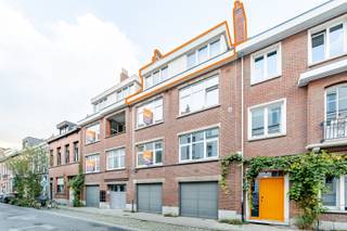 <p><span>Dit appartement is ideaal voor wie op zoek is naar leuke flat in een levendige en fijne woonbuurt, in het centrum van Gent. </span></p><p><span> </span></p><p><span>Het appartement beschikt over twee ruime slaapkamers, perfect als alleenstaande, koppel, als starterswoonst of als investering. Met een totale bewoonbare oppervlakte van circa 70 vierkante meter is dit appartement efficiënt ingedeeld en werd er optimaal gebruik gemaakt van de beschikbare ruimte. De woonkamer is een gezellige ingericht met grote raamoppervlakken die veel natuurlijk licht binnenlaten. De keuken is goed uitgerust en functioneel, met een eethoek waar je aangenaam kan tafelen. De badkamer is verzorgd en voorzien van alle nodige sanitair, inclusief een toilet en wastafel + aansluiting wasmachine. Het pand werd doorheen de jaren gerenoveerd en dit appartement combineert functionaliteit en karakter. De locatie is uitstekend, met openbaar vervoer, groen en diverse winkels en horeca in de omgeving. Als extra troef: dit appartement beschikt over een extra zolderruimte (circa 38m²) die verder kan ingericht/afgewerkt worden en desgewenst intern met het appartement kan verbonden worden. Het appartement is op heden verhuurd. </span></p><p><span> </span></p><p><span>Een garage kan optioneel mee aangekocht worden en varieert van € 27.000 tot € 45.000 (straatzijde). Een kostenaandeel basisakte valt ten laste van de koper. Het appartement is beschikbaar bij akte. </span></p><p><span>Mis deze opportuniteit niet en kom langs tijdens de kijkdag op donderdag 15 oktober, mits afspraak via de Fooz vastgoed op 09/225.00.78.</span></p><p><span> </span></p>