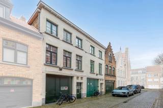 <p>Zelden te koop: deze unieke aaneenschakeling van 4 woningen op schitterende locatie in Brugge biedt een waaier aan mogelijkheden. <br /><br />Bestaande uit een prachtig en zeer ruim neogotisch herenhuis met tal van authentieke elementen in het Pandreitje, alsook 3 bél-etage woningen (verhuurd) in de Waalsestraat. Naast woongelegenheid biedt dit aanbod ook inpandige garages met plaats tot wel 5 à 6 auto's. <br /><br />Een unieke kans met alle mogelijkheden; reconversieproject naar meergezinswoning, luxe b&amp;b, ruime gezinswoning met daarnaast verzekerde huurinkomsten, opbrengsteigendom, enz... <br /><br />De herenwoning, alsook 2 van de 3 bél-etage woningen beschikken over een buitenruimte/terras. <br /><br />Bijkomende foto's beschikbaar op aanvraag. <br /><br />Troeven: <br />-Locatie (vlak aan de Rozenhoedkaai, Astridpark, ...)<br />-Bewoonbare oppervlakte <br />-Garages<br />-Karakter (Prachtige neogotische en authentieke gevels)<br /><br />Contacteer Nathan voor een bezoek of meer informatie:<br />0471 49 45 39<br />nathan.peellaert@albert.immo</p>