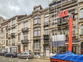 Visites + Infos: 0493/209756Belle maison idéalement situé avec une superficie habitable de 375 m².**Maison:**Niveau -1 (60 m²) : 2 chambres, hall de...
