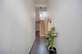 Voor verdere info of een vrijblijvende waardebepaling van uw eigendom: jordi.broes@homixx.be of 016 199 340.<br /><br />In een strategisch gelegen buurt aan de Hombeeksesteenweg in Mechelen vlakbij het Vrijbroekpark stellen wij u graag deze verrassend ruime, energiezuinige en gerenoveerde tweegevelwoning voor. <br />Dankzij een bewoonbare oppervlakte van 139 m² op een perceel van 94 m² biedt deze woning alle modern comfort en ruimte die een eigentijds gezin nodig heeft. <br />Bovendien geniet u van een uitstekende EPC-score B en is de woning uitgerust met zonnepanelen én een thuisbatterij, wat garant staat voor een lage energiefactuur en duurzaam wooncomfort.<br /><br />Bij het betreden van de woning ervaart u via de inkomhal met hoge plafonds meteen een aangename lichtinval. <br />De gezellige leefruimte, voorzien van een sfeervolle elektrische haard, staat in naadloze verbinding met de moderne open keuken — het absolute hart van de woning. <br />Op de verdiepingen bevinden zich maar liefst 4 volwaardige slaapkamers, praktisch verdeeld over de eerste en tweede verdieping (2 slaapkamers per verdieping). <br />Daarnaast beschikt het pand over 2 ingerichte badkamers en 2 toiletten, wat het dagelijkse comfort voor het hele gezin ten goede komt.<br /><br />In de kelderverdieping vindt u een handige berging/wasplaats met extra opbergruimte. <br />Buiten kan u heerlijk ontspannen op het gezellige terras en in de onderhoudsvriendelijke, kleine tuin. <br />Via het hek achteraan de tuin waarmee u ook de woning kan betreden, heeft u bovendien rechtstreekse toegang tot de private garagebox. <br />De woning beschikt achteraan de eigendom over een garagebox die kan aangekocht worden aan de prijs van € 20.000.<br /><br />Kortom, een instapklare, asbestveilige en toekomstgerichte gezinswoning op een centrale locatie nabij het centrum van Mechelen.