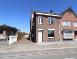 <p><span>Langs de Kerkstraat in Opgrimbie bevindt zich deze charmante gezinswoning op een perceel van 5 are 71 centiare.</span></p><p><span>Op het gelijkvloers beschikt de woning over een ruime leefruimte met gezellige zit- en eethoek. Aansluitend bevindt zich de keuken, die uitgeeft op een praktische tussenhal met berging en gastentoilet. Via deze hal is er eveneens directe toegang tot de buitenruimte.</span></p><p><span>Op de eerste verdieping bevinden zich drie slaapkamers, waarvan één kamer aansluit op een tweede kamer, wat mogelijkheden biedt voor bijvoorbeeld een dressing, bureau of kinderkamer. Op deze verdieping bevindt zich eveneens een ruime badkamer, uitgerust met een ligbad, douche, toilet en lavabo.</span></p><p><span>Via een vaste trap bereikt u de zolderverdieping, waar de mogelijkheid bestaat om een extra volwaardige slaapkamer, hobbyruimte of bureau te creëren, wat het potentieel van de woning verder vergroot.</span></p><p><span>Buiten beschikt de woning over een ruime oprit, een aangenaam terras met zonneluifel en als absolute troef een dubbele garage met smeerput achteraan het perceel. Deze multifunctionele ruimte is ideaal voor autoliefhebbers, zelfstandigen of wie extra opslag- of werkruimte zoekt.</span></p><p><span>De woning is voorzien van dubbele PVC-ramen, aardgasverwarming en behaalt een EPC-label D. Hoewel verdere renovatie wenselijk is, biedt deze woning een degelijke basis en heel wat potentieel voor wie op zoek is naar ruimte, mogelijkheden en een interessante investering.</span></p><p><span> </span></p><p><span>Voor meer informatie of een bezoek ter plaatse, contacteer ons via 0484.35.70.31 of mail naar diana@jemar.be!</span></p>