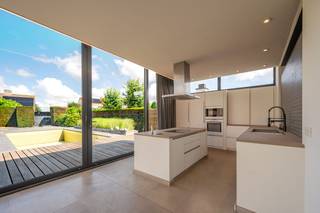 Volledig instapklare halfopen bebouwing met prachtige zongerichte tuin. Dankzij de perfecte oriëntatie geniet u de hele dag van licht en zon op een centrale locatie vlakbij het centrum van Varsenare. De indeling is als volgt: een inkomhal met vestiaire, een ruime en lichtrijke leef- en eetruimte en een volledig geïnstalleerde tijdloze open leefkeuken met een prachtig zicht op de tuin. Verder bevindt zich op het tussenverdiep een kamer met inbouwkasten (voute). Op de eerste verdieping vindt u een ruime slaapkamer met aanpalende dressing, een stijlvolle badkamer met ligbad, inloopdouche, dubbele wastafel, badkamermeubel en sauna, derde slaapkamer. Buiten geniet u van een fraai aangelegde, perfect georiënteerde tuin met tuinhuis, zwembad en terras. Bovendien beschikt de woning over een droge kelder. Als extra troef bestaat de mogelijkheid om het naastgelegen perceel grond aan te kopen. Nieuwe CV op aardgas, vloerverwarming,... Zeer net onderhouden en instapklare woning met karakter.<br /><br />Voor verdere informatie of een vrijblijvend bezoek contacteer je Sebastien 0477090909.