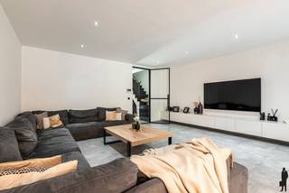 Recente en energiezuinige woning (ca. 253 m²) met 5 slaapkamers, 2 badkamers en groen uitzicht, gelegen in een rustige straat nabij het centrum...