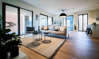 Royaal hoekapp. B21.301 in residentie CityGarden heeft 2 slpk. en is op de 3de verdieping gelegen. Het appartement (120 m²) omvat een inkom met toilet, berging, een badkamer met bad, 2 slpk., leefruimte met open keuken en grote raampartijen die uitgeven op het ruim terras. Het terras is ca. 35m² groot en grenst bovendien aan de rustige moestuin.<br /><br />Het appartement is voorzien van vloerverwarming en warmtepomp. De verwarming gebeurt via een eigen warmtenet (KWO-systeem met warmtepomp) dat in de zomer tevens ook voor koeling zorgt. Je wagen parkeer je vlot en gemakkelijk ondergronds. <br /><br />Bij elk app. hoort een ondergrondse autostaanplaats met berging en/of garagebox. Deze dient apart bij aangekocht te worden. Verder kun je een kelderberging of oplaadpunt bijkopen.<br />Vrije keuze bij verschillende leveranciers voor de binnen afwerking (vloertegels, badkamer &amp; keuken, etc.) Meer info? Contacteer onze sales consultants Inge Vancluysen of Marisa Marasco op het nr. 011 41 33 23.