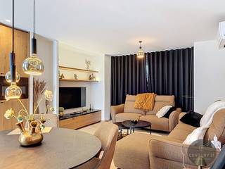 Op zoek naar een moderne, energiezuinige woning op een toplocatie in Knokke? Deze recent gebouwde halfopen bebouwing (2024) aan de Boudewijnlaan 78 combineert kwalitatieve afwerking met een praktische indeling en zonnige buitenruimtes op meerdere niveaus.<br /><br />De woning is gunstig gelegen nabij het centrum van Knokke, met winkels, horeca, openbaar vervoer en scholen op wandel- of fietsafstand. Ook het station van Knokke en de zee zijn vlot bereikbaar. Een rustige, residentiële omgeving met een uitstekende verbinding naar zowel het centrum als de uitvalswegen.<br /><br />Indeling als volgt: Inkomhal met traphal, kleine garage (ideaal voor fietsen of bromfietsen), douchekamer, slaapkamer met toegang tot een klein terras.<br />Tussenverdieping met praktische wasplaats en toegang tot een koer.<br />Eerste verdieping met ruime, lichtrijke leefruimte met open keuken, afzonderlijk toilet en zonnig terras aan de zijkant.<br />Tweede verdieping: twee comfortabele slaapkamers en een tweede douchekamer.<br />Derde verdieping: master bedroom met eigen badkamer en toegang tot een zuidgericht-terras.<br /><br />Troeven<br />-Nieuwbouw (2024) – instapklaar<br />-Energiezuinig – conforme technieken en isolatie<br />-Hoogwaardige materialen en moderne afwerking<br />-Verschillende terrassen en buitenruimtes<br />-Ideale woning voor vaste bewoning of tweede verblijf aan zee<br /><br />Een perfect afgewerkte woning op een gegeerde locatie in Knokke!