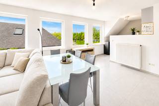 Sommige appartementen zien er mooi uit op foto.<br /><br /><strong>Dit is er één dat je moet ervaren.</strong><br /><br />Van zodra je binnenkomt, valt één ding meteen op: <strong>de ruimte</strong>. Dankzij de grote raampartijen baadt de leefruimte de hele dag in natuurlijk licht en voelt alles verrassend open aan. <strong>Een leefruimte waar je spontaan langer blijft zitten dan je van plan was.</strong><br /><br />De stijlvolle open keuken sluit er naadloos op aan en vormt samen met de woonkamer het hart van het appartement. Verder beschikt dit duplexappartement over <strong>3 volwaardige slaapkamers</strong>, een moderne badkamer met <strong>dubbele lavabo en inloopdouche</strong>, een praktische berging en een <strong>private garage</strong>.<br /><br />Alles is uitstekend onderhouden en volledig <strong>instapklaar</strong>. Hier hoef je alleen nog je verhuisdozen uit te pakken. De rest is er al.<br /><br />Ook de ligging is een grote troef. Rustig wonen, met winkels, scholen en een vlotte verbinding naar het centrum van Oudenaarde binnen handbereik.<br /><br />Misschien hebben de foto's je nieuwsgierig gemaakt.<br /><br /><strong>Maar de ruimte, het licht en de sfeer voel je pas écht wanneer je hier zelf binnenstapt.</strong><br /><br />📞 <strong>Plan vandaag nog je bezoek met Alexander van OC Vastgoed via 0476 62 30 37. Grote kans dat je aangenaam verrast buiten wandelt.</strong><br /><br />CV: aardgas <br />EPC: 145 kWh/m²jaar (B-label) – Bruto vloeroppervlakte: 125 m2 volgens het EPC-attest (excl. garage)<br />Stedenbouwkundige inlichtingen: woongebied, bouwvergunning, verkavelingsvergunning, voorkooprecht, geen rechterlijke herstelmaatregel of bestuurlijke maatregel opgelegd.<br />Geen overstromingsgevoelig gebied: P-score: B, G-score: A.<br />Geen renovatieverplichting.