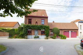 In een rustige straat in Oetingen - Pajottegem, bevindt zich deze karaktervolle ruime gezinswoning met tal van mogelijkheden. Dankzij de zuidgerichte tuin, dubbele garage met werkplaats en ruime zolders is dit het ideale huis voor gezinnen die op zoek zijn naar ruimte en comfort. Op het gelijkvloers komt u binnen via een inkomhall met gastentoilet. De gezellige leefruimte met massieve eiken parketvloer is uitgerust met een cassette en sluit aan op de lichtrijke eetkamer. Via de eetplaats bereik je een gezellig terrasje aan de vijver. Verder beschikt de woning over een veranda, een landelijke keuken, een badkamer met zowel bad als douche, een wasplaats en een ruime garage voor 2 wagens met aansluitend een werkplaats. Voor de garage is er nog plaats voor 1 wagen. De woning heeft ook 2 kelderruimtes. De eerste verdieping omvat een nachthall, een apart toilet, drie slaapkamers, een extra slaap-of hobbykamer en een bureau. Bovendien zijn er nog heel wat uitbreidingsmogelijkheden dankzij de zolder boven de garage en de ruime zolder boven het hoofdgebouw. Ook buiten heeft deze woning heel wat te bieden. U geniet er van verschillende terrassen, een siervijver, een authentieke brood/ pizzaoven, een barbeque en een tuinhuis. De zonnige zuidgerichte tuin maakt het plaatje compleet. Er is GEEN renovatieplicht! Een echte aanrader voor wie rustig wil wonen in het charmante en landelijke Oetingen. EPC D - 394