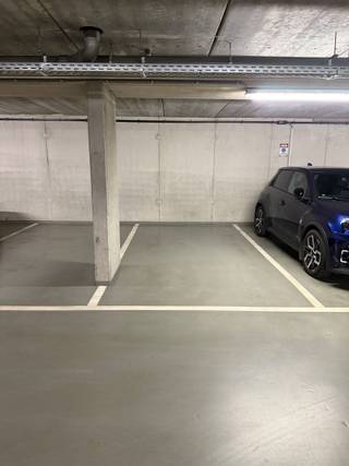 Op zoek naar een veilige en centraal gelegen autostaanplaats in Kapellen? Wij verhuren een privé staanplaats op Dorpsplein 1 (Staanplaats 20), pal...