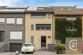 In een rustige straat, midden in het centrum van Vilvoorde, vindt u deze ruime en instapklare woning die gebouwd werd in 2003. Het huis...