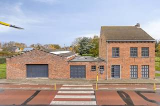 Découvrez une opportunité spéciale à l'Astridlaan 333 à Assebroek, idéale pour ceux qui souhaitent combiner de manière optimale vie et travail dans...