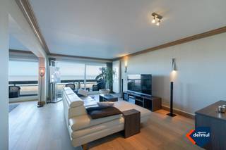 Geniet van eindeloos zeezicht in dit exclusieve ruim doorloop appartement van 125 m², gelegen op de 1ste verdieping van de Residentie Aldis op de Zeedijk van Oostende. Met een indrukwekkende breedte van 8 meter aan zeezijde en een ruim terras met frontaal zeezicht, beleef je hier elke dag het ultieme kustgevoel. Dit zeer goed onderhouden appartement biedt: 2 volwaardige slaapkamers, elk met toegang tot een zonneterras. Een lichtrijke leefruimte van 57 m² met open keuken en een prachtig panoramisch zeezicht. Een moderne badkamer met zowel ligbad als douche. Een berging in het appartement en een kelderberging voor extra opslagruimte. De ideale combinatie van ruimte, comfort en ligging maakt dit appartement uitermate geschikt als tweede verblijf of investering aan zee. Zeer goede prijs-kwaliteitverhouding! Mogelijkheid tot huren van een ruime garagebox vlak voor het gebouw in Parking Hypodroom. Mis deze unieke kans niet, maak vandaag nog een afspraak voor een bezichtiging en laat je verrassen door dit zeldzaam aanbod aan de Belgische kust.