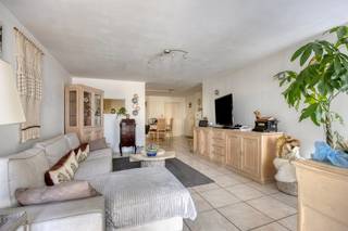 Ruim gelijkvloers appartement met 2 slaapkamers, parking en carport tussen Bilzen en Hoeselt<br /><br />Dit ruime gelijkvloers appartement met een bewoonbare oppervlakte van 107 m² is gelegen aan de Bilzersteenweg 40, op een gunstige locatie tussen Bilzen en Hoeselt. Dankzij de centrale ligging zijn beide stadscentra en de belangrijkste verbindingswegen vlot bereikbaar.<br /><br />Het appartement beschikt over een aangename leefruimte, keuken, twee slaapkamers, badkamer en de nodige bergruimte. De gelijkvloerse ligging zorgt voor een bijzonder praktische toegankelijkheid.<br /><br />Aan de voorzijde van het gebouw beschikt het appartement over een parking. Achteraan is bovendien een carport voorzien, wat zorgt voor extra comfort en parkeermogelijkheden.<br />Met zijn ruime oppervlakte, twee slaapkamers en gunstige ligging vormt dit appartement een interessante opportuniteit voor zowel eigen bewoning als investering.<br /><br />Het appartement beschikt momenteel over een EPC-label E. Dit biedt voor de toekomstige eigenaar de mogelijkheid om via gerichte energetische verbeteringen het energiepeil verder te optimaliseren.<br /><br /><strong>Troeven:</strong>
<ul>
<li>Gelijkvloers appartement</li>
<li>107 m² bewoonbare oppervlakte</li>
<li>2 slaapkamers</li>
<li>Parking aan de voorzijde</li>
<li>Carport aan de achterzijde</li>
<li>Gelegen tussen Bilzen en Hoeselt</li>
<li>Interessant als eigen woning of investering</li>
</ul>
Voor meer info of een bezoek ter plaatse neem contact met michiel@vestio.com of 0478 300 425.