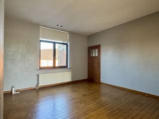 This charming studio is located within walking distance of the Grote Markt of Aalst, in close proximity to stores, public transportation and restaurants.The studio consists of a bright living area with sleeping area, a fully installed kitchen and a bathroom with bathtub and sink unit. In addition, there is also a basement space that can perfectly serve as additional storage space.💰 Rental price: €575/month💡 Consumption: water, gas and electricity separately📅 Availability immediately👤 Suitable for: 1 personAn ideal residence for those who want to live comfortably in the center of Aalst!