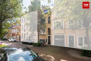 In het hart van Oostende bieden wij deze interessante opbrengsteigendom aan, bestaande uit drie afzonderlijke entiteiten die elk beschikken over een eigen keuken, badkamer en slaapkamer. De woning is volledig verhuurd en genereert op vandaag een totale maandelijkse huuropbrengst van €1.594,89. Op jaarbasis, rekening houdend met twee maanden onderhoudsvoorziening, komt dit neer op een bruto verhuurrendement van circa 5,7%.<br /><br />Elke entiteit functioneert volledig zelfstandig, met een conforme elektrische installatie zowel binnen de eenheden als in de gemene delen. De gelijkvloerse unit en de eerste verdieping geniet bijkomend van een privatieve buitenruimte in de vorm van een terras of koer, terwijl de bovenste verdieping beschikt over een tweede slaapkamer.<br /><br />Deze eigendom is bijzonder interessant voor investeerders die op zoek zijn naar een pand met onmiddellijk rendement en tegelijk het potentieel om door renovatie extra waarde te creëren. Dankzij de bestaande huurovereenkomsten hoeft u zich bij aankoop geen zorgen te maken over onmiddellijke verhuur, terwijl u zich rustig kunt voorbereiden op de geplande verbeteringswerken.<br /><br />Contacteer Top Vastgoed voor meer informatie of een bezoek op 0475 700 700!